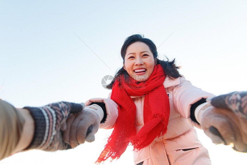 快乐的青年夫妇在溜冰场图片