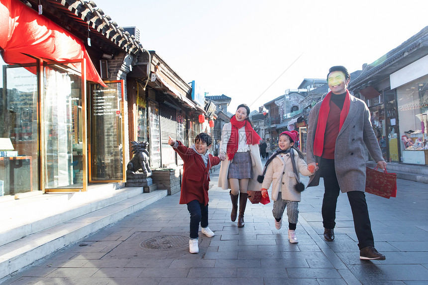 快乐的一家人逛街购物图片