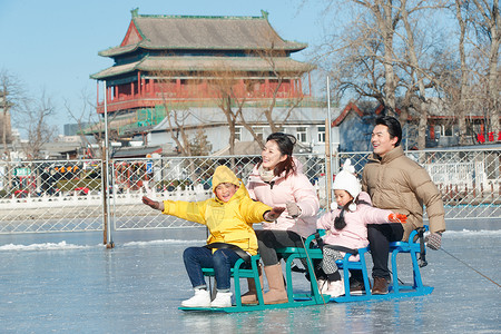快乐的一家人坐冰车玩耍高清图片