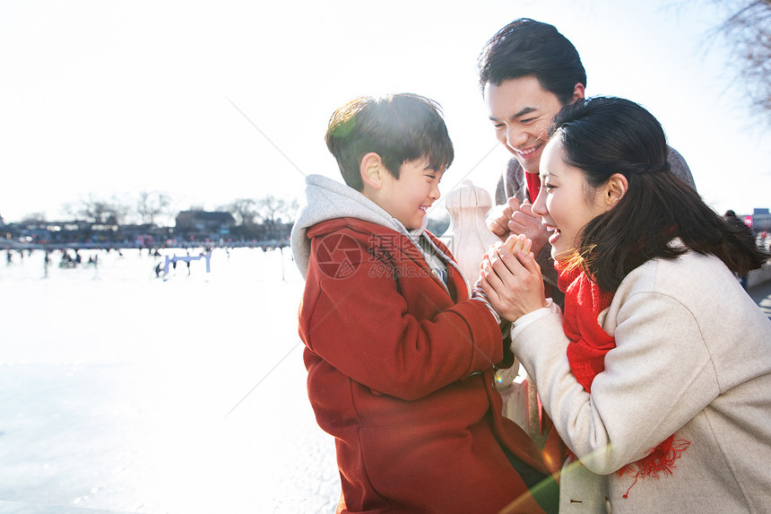 快乐的一家人在滑冰场图片