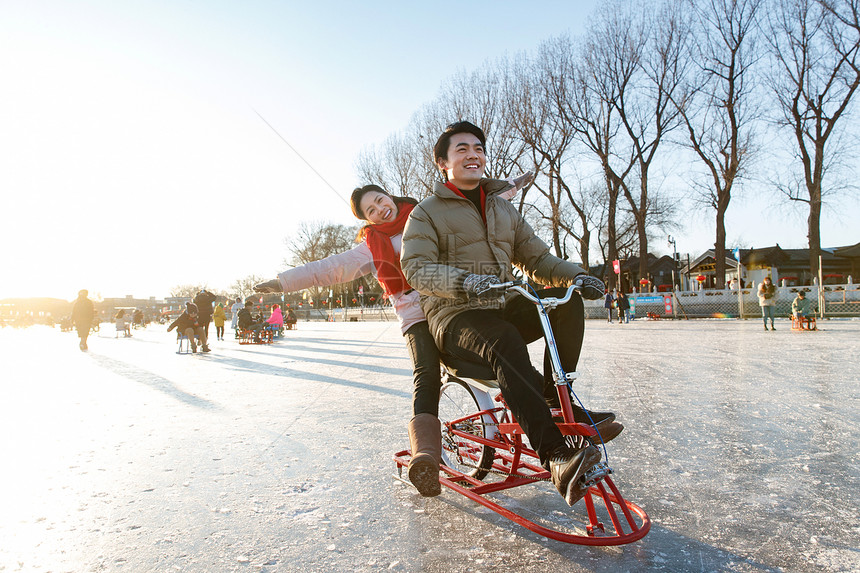 浪漫夫妻在溜冰场图片