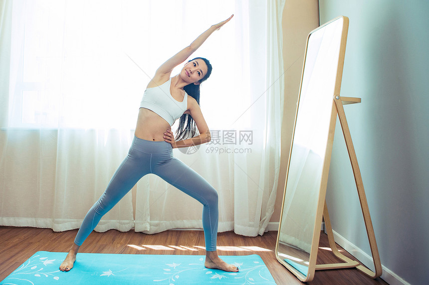 青年女人健身图片