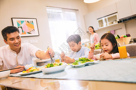 幸福家庭在吃饭童年高清图片素材
