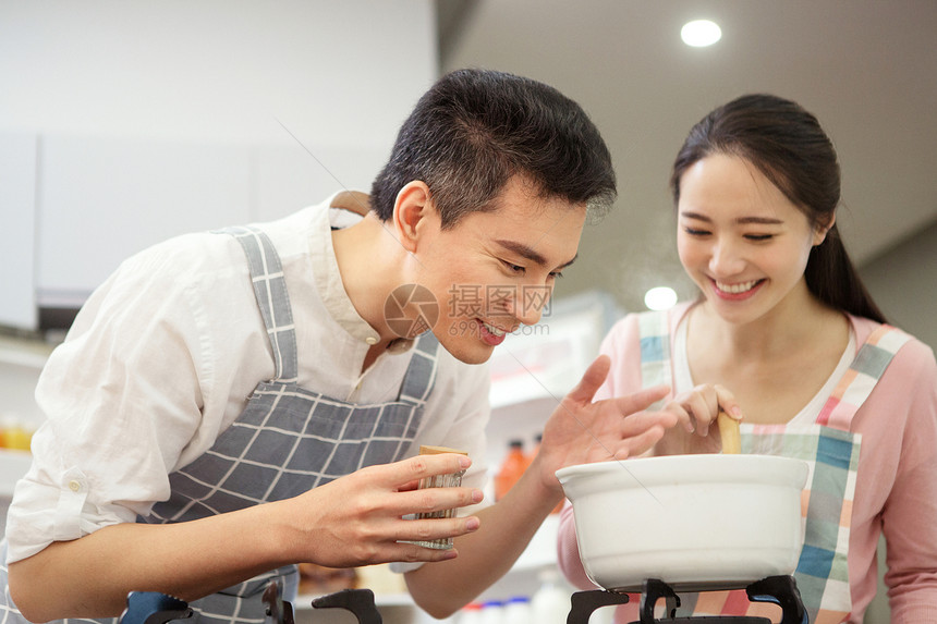 年轻夫妇在厨房煲汤图片