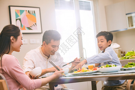幸福家庭在吃饭高清图片