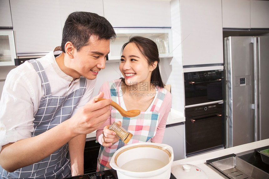 年轻夫妇在厨房煲汤图片