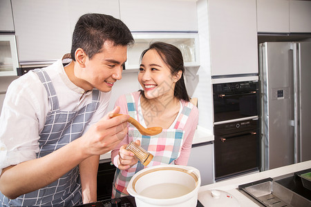 年轻夫妇在厨房煲汤图片