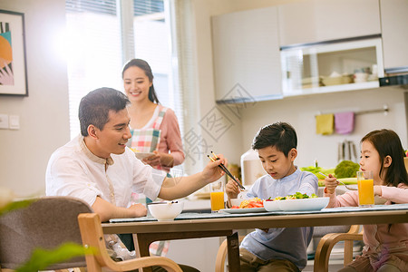 幸福家庭在吃饭厨房高清图片素材