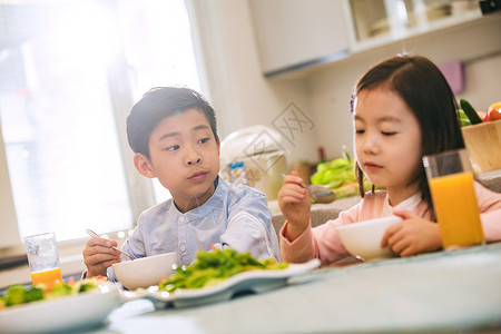 男孩女孩在吃饭图片素材