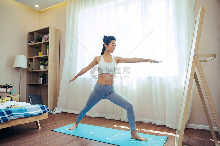 青年女人健身图片