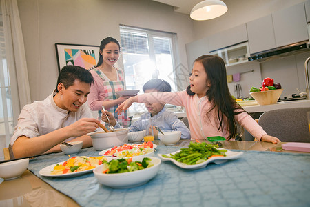 幸福家庭在吃饭活力高清图片素材