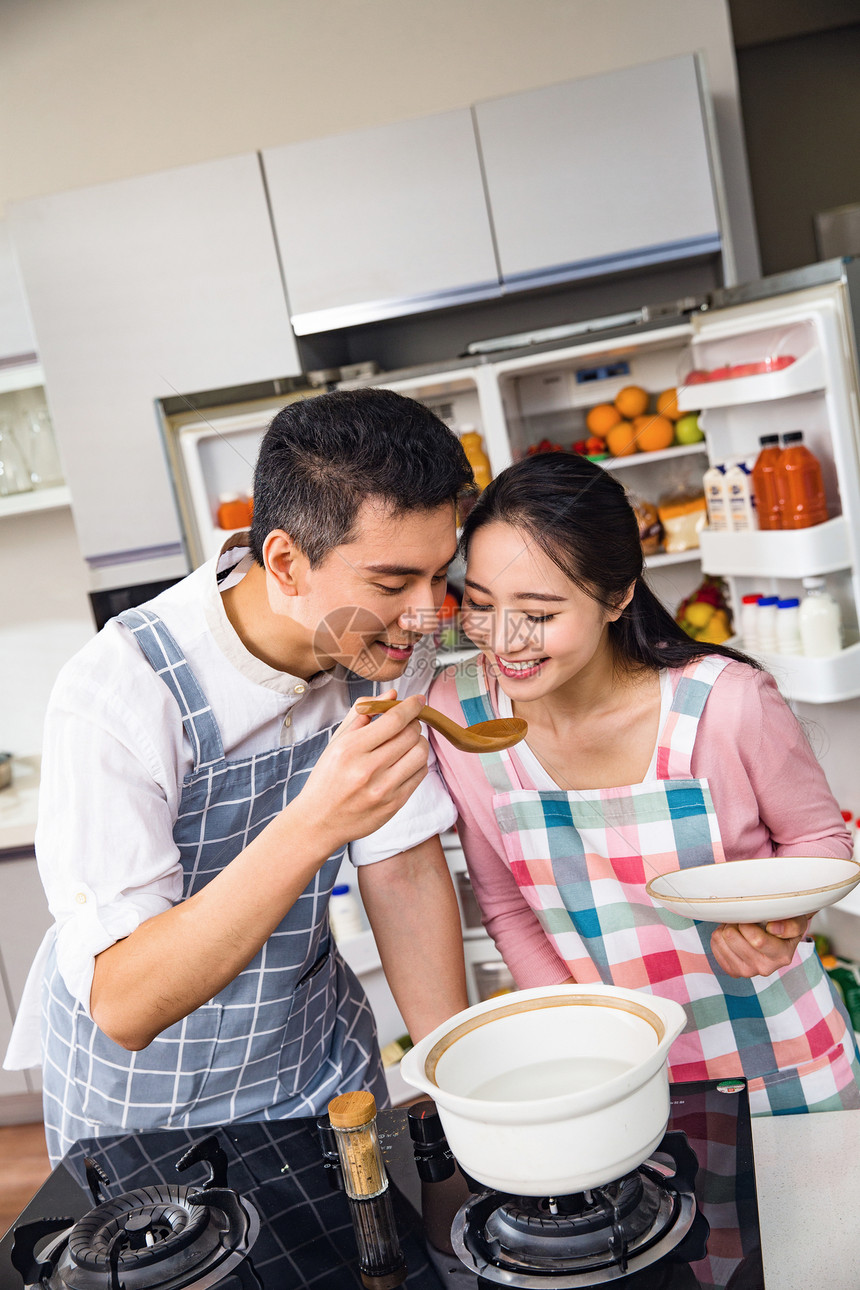 年轻夫妇在厨房煲汤图片