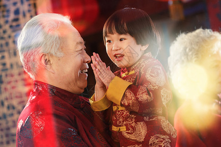 快乐的祖孙俩庆贺新年高清图片