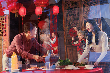 忙碌爸爸幸福的东方家庭准备过年吃团圆饭背景