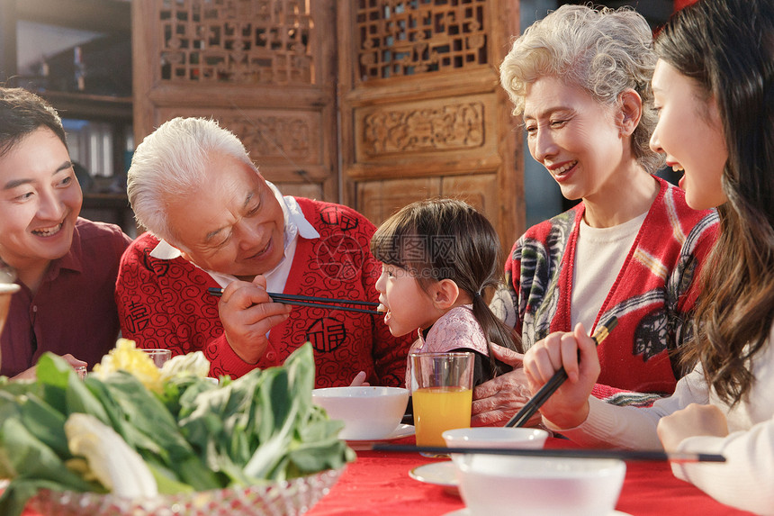 幸福东方家庭过年吃年夜饭图片