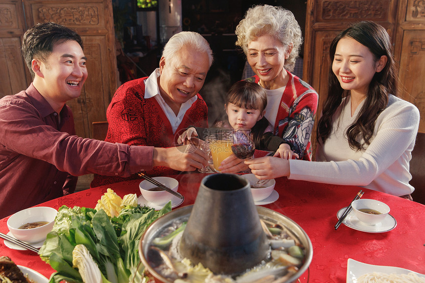 幸福的东方家庭过年举杯庆祝图片