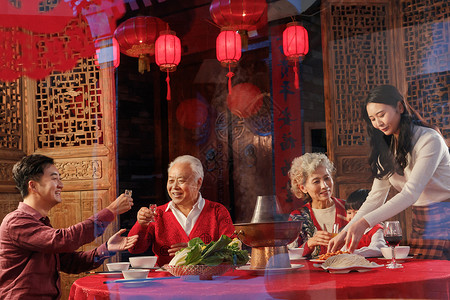 幸福的东方家庭过年吃团圆饭高清图片