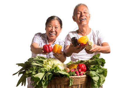 农民夫妇出示自家蔬菜蔬菜水果商高清图片素材