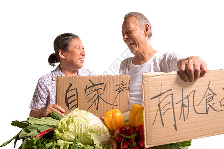 农民夫妇出示自家蔬菜两个人高清图片素材