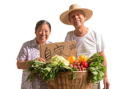 农民夫妇出示自家蔬菜谷物高清图片素材