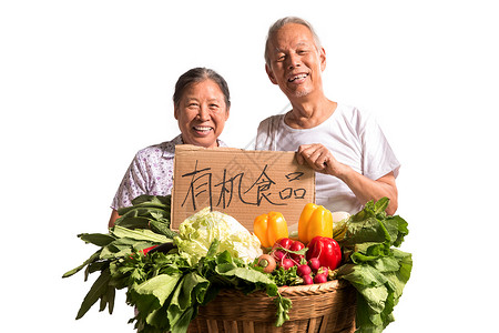 农民夫妇出示自家蔬菜筐高清图片素材