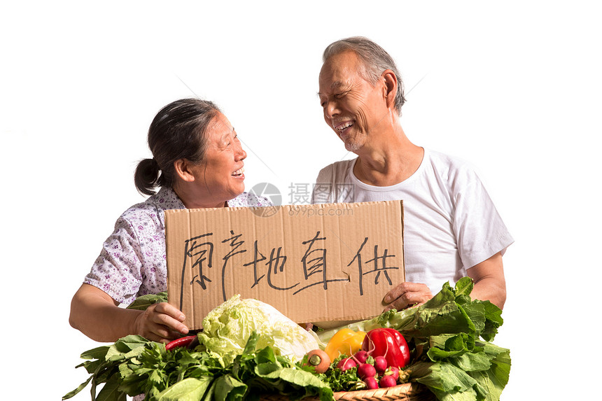 农民夫妇出示自家蔬菜图片