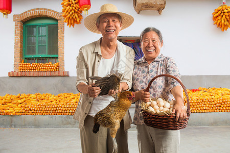 农民夫妇在农家院图片