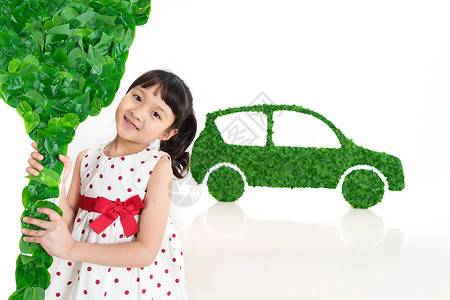 新能源小汽车快乐的小女孩给新能源汽车充电背景