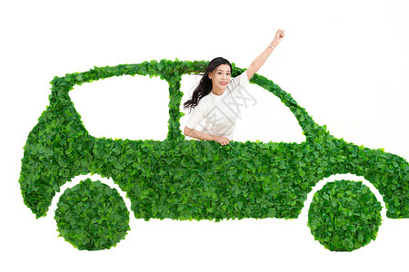 青年商务女士驾驶绿色环保汽车出行图片