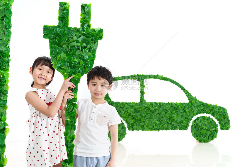 快乐的东方儿童给新能源汽车充电图片
