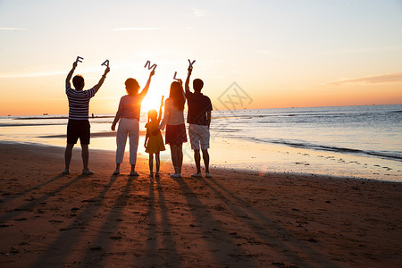 在海边度假的快乐家庭图片素材