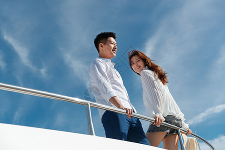 帆船魅力浪漫的青年夫妇乘坐游艇出海背景