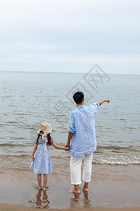 父女背影快乐父女在海边玩耍背景