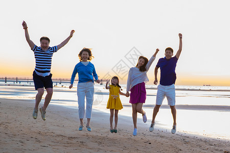 在海边欢呼跳跃的幸福家庭图片素材
