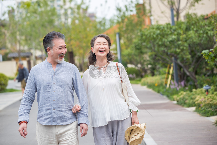 老年夫妇在户外散步图片