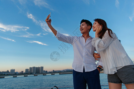 海景情侣浪漫的青年夫妇乘坐游艇出海背景