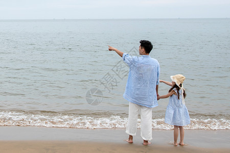 快乐父女在海边玩耍高清图片