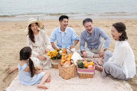 在海边度假的一家人野餐图片素材