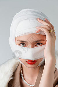 白色皮毛帽子做面部整形手术的青年女人背景