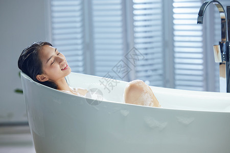 浴室性感美女漂亮的年轻女人洗泡泡浴背景