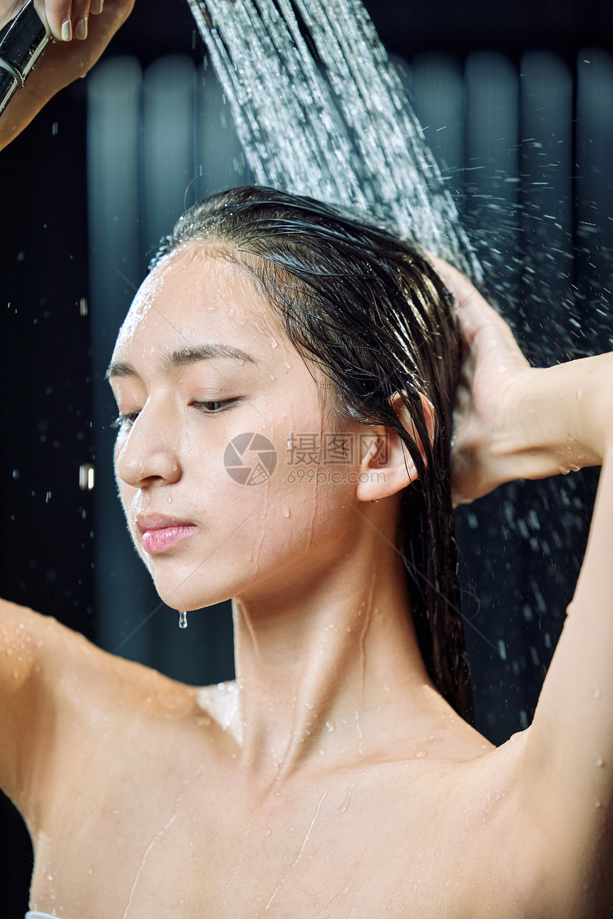 淋浴的年轻女人图片