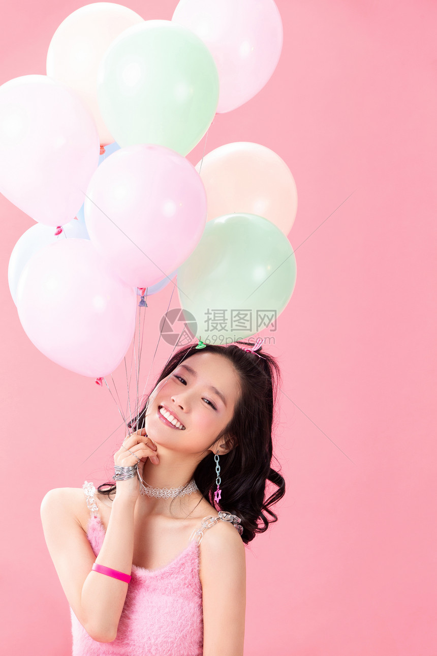 快乐的年轻女孩图片