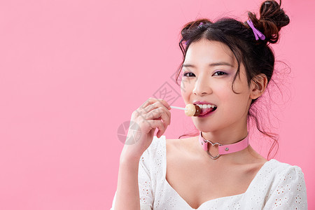 年轻女孩吃棒棒糖图片