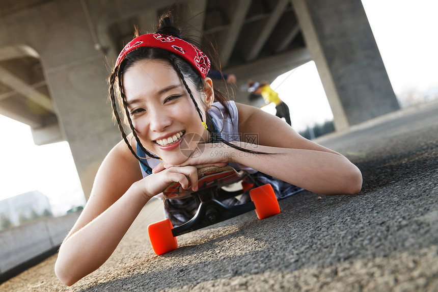 玩滑板的青年女人图片