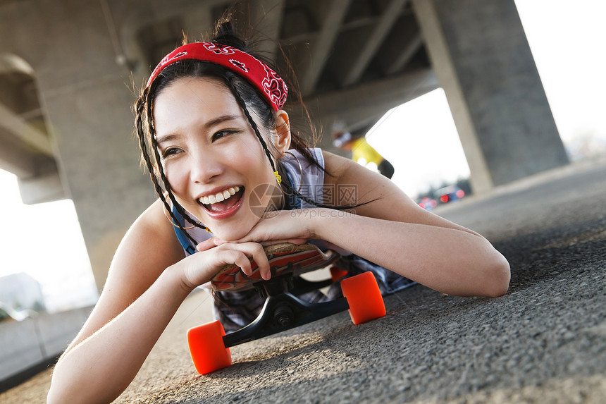 玩滑板的青年女人图片