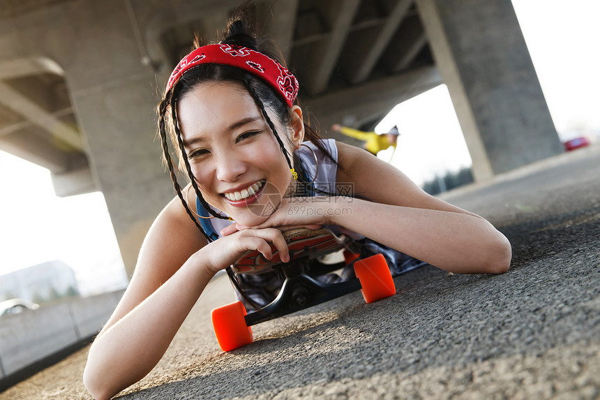 玩滑板的青年女人图片