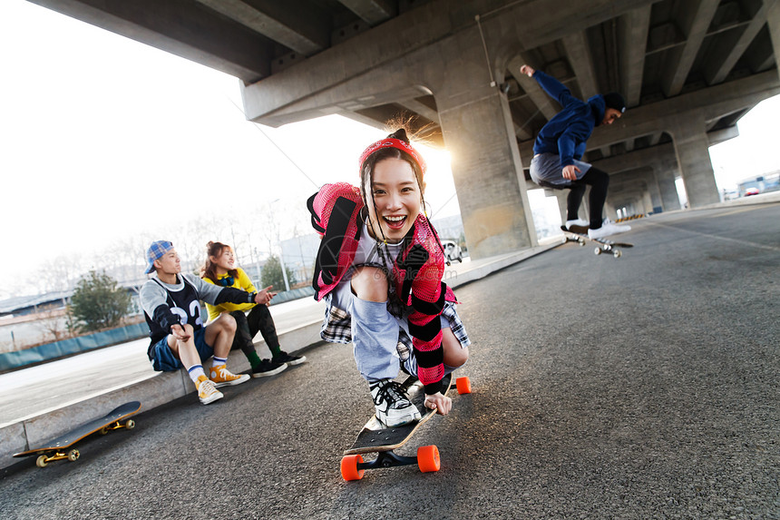 玩滑板的年轻人图片