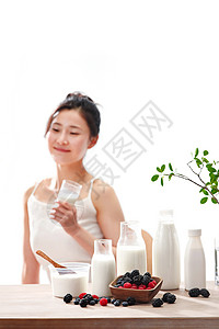 吃桑葚青年女人喝牛奶背景