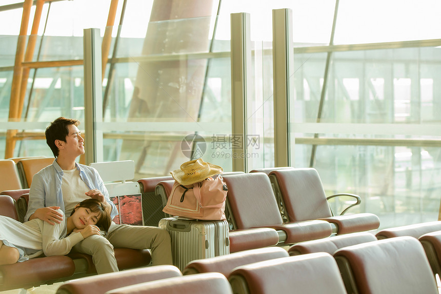 青年情侣坐在机场候机厅图片