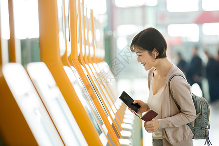 航空美女商务女士在机场使用自动售票机背景